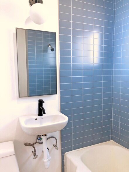 Building Photo - 3321 1/2 Alice St