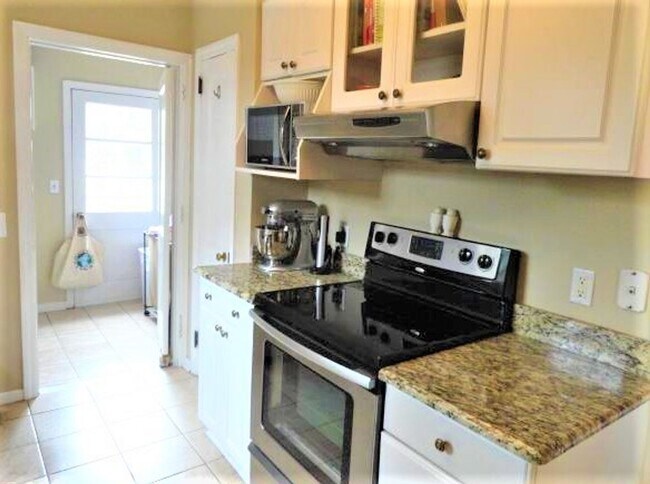 Building Photo - 1020 Elm Ave