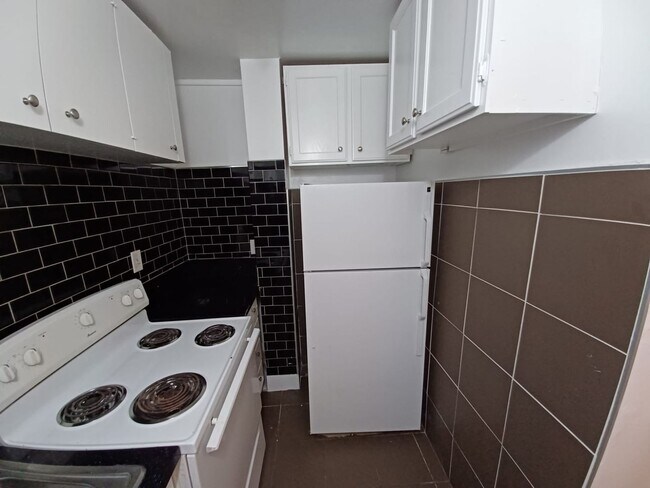 Building Photo - Affordable Private Girl room Downtown - Top Floor and Furnished