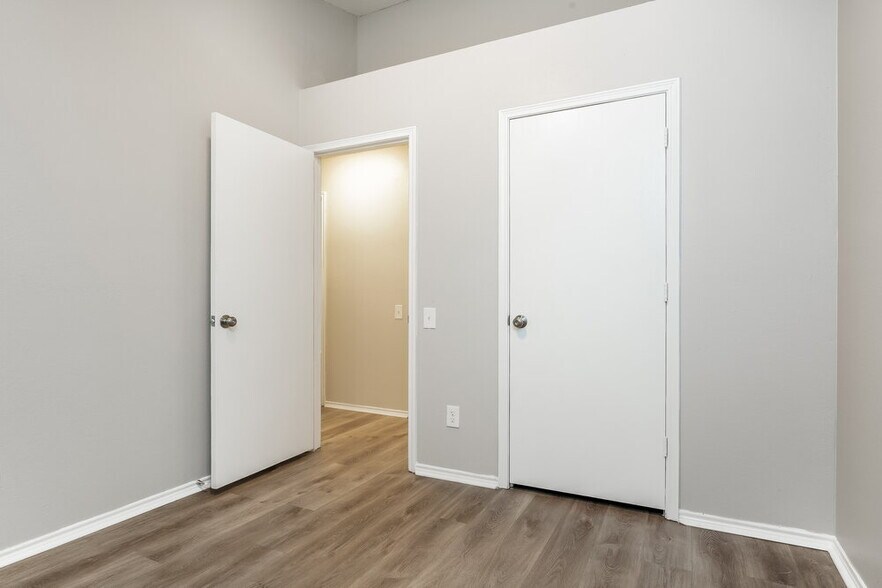 Building Photo - 4653 Feathercrest Dr