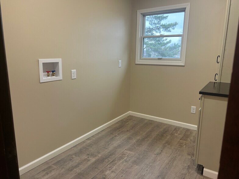 Laundry Room hookup - 547 N Broadway St