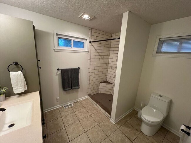 Building Photo - 616 W 63rd St