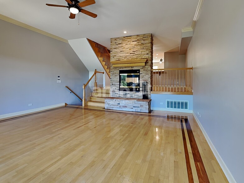 Building Photo - 576 N River St