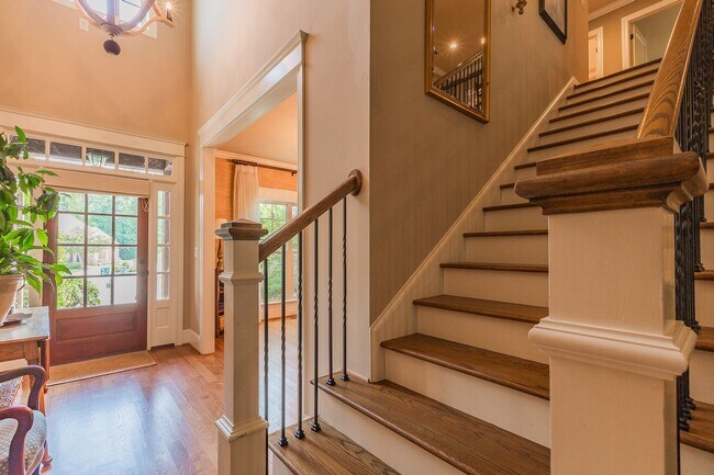 Building Photo - Fully Furnished Home!