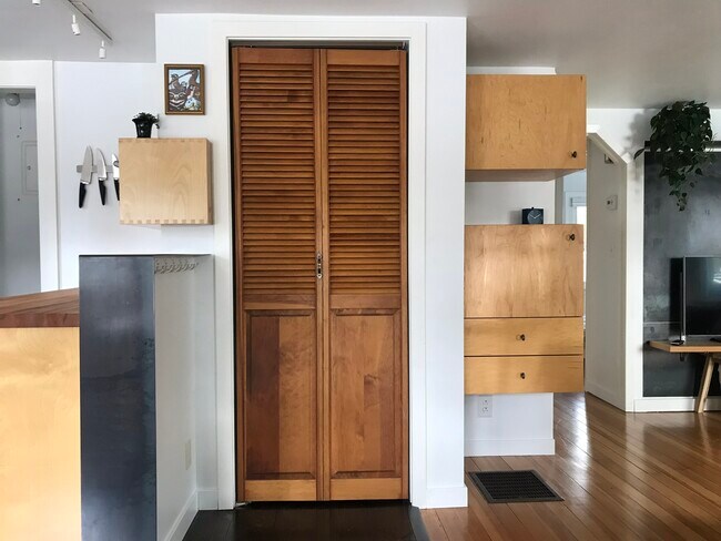 Building Photo - 2215 Dahl Ln