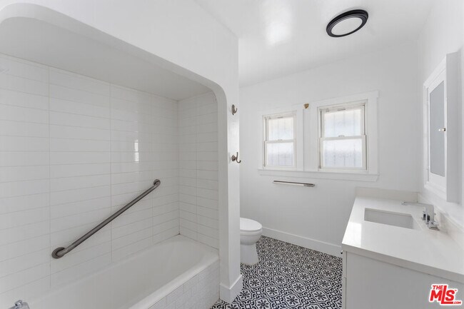 Building Photo - 537 N Poinsettia Pl