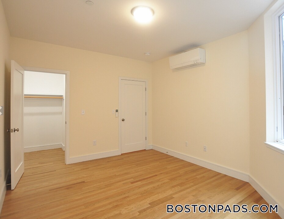 Building Photo - 877 Beacon St