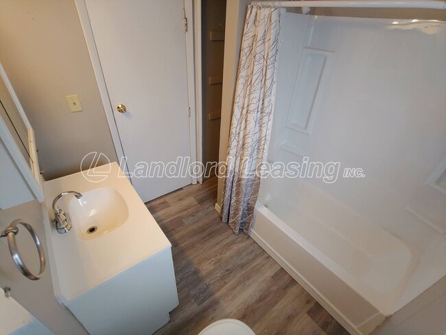 Building Photo - Freshly painted 3 bedroom with new flooring throughout!