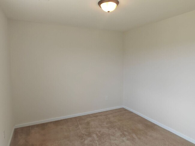 Building Photo - Large 4 bedroom home with recreational roo...