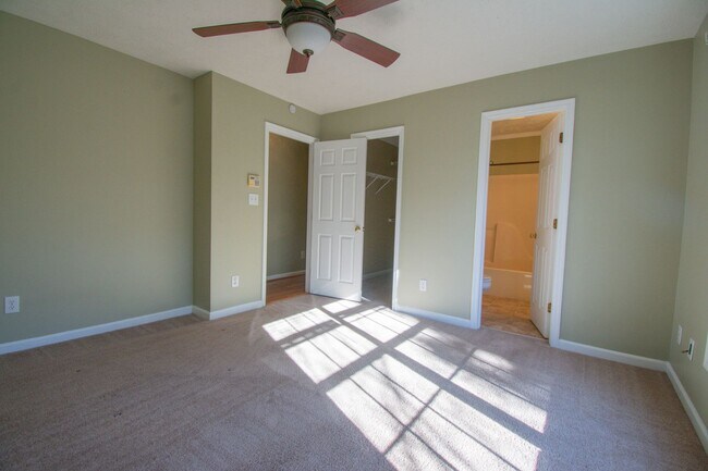 Building Photo - 3 Bedroom 2.5 Bathroom with Bonus Room!