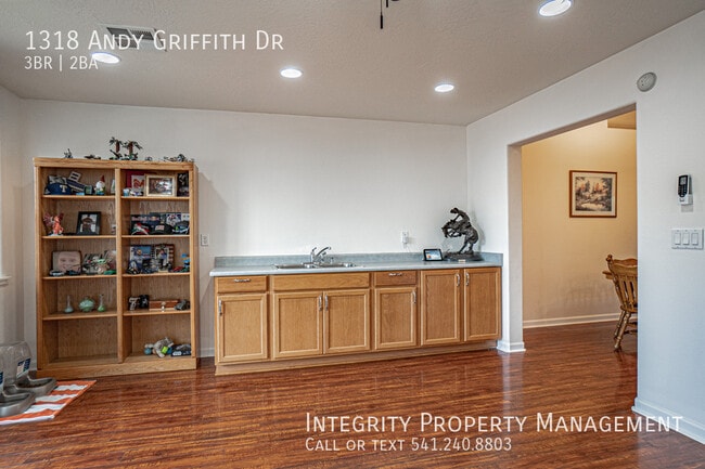 Building Photo - 1318 Andy Griffith Dr