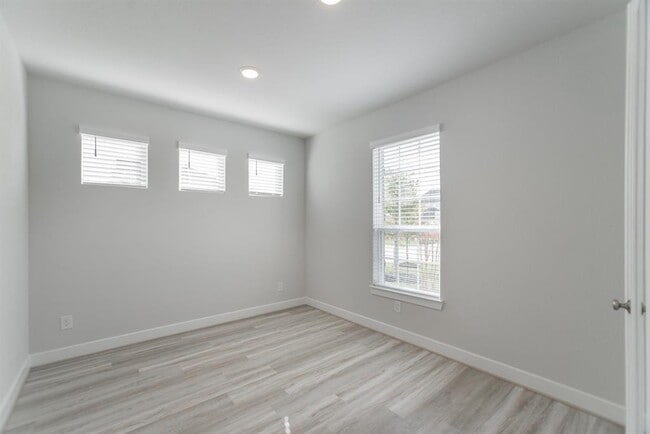 Building Photo - 155 Renodes Garden Ln