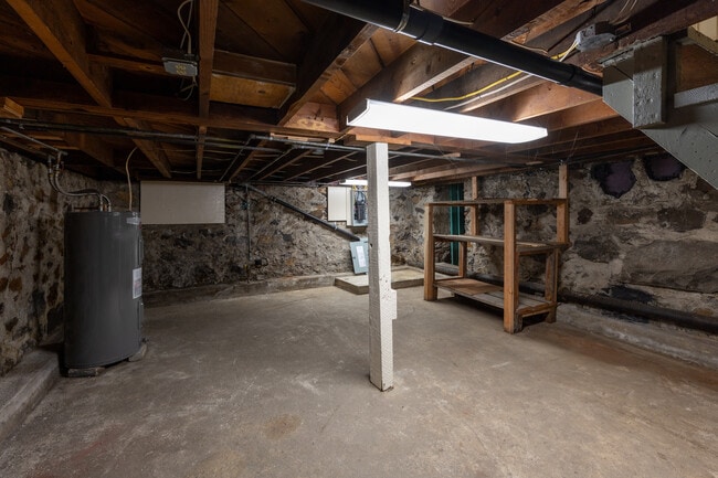 Building Photo - 608 S Hatch St