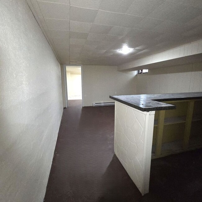 Building Photo - 3 bedroom with modern Kitchen