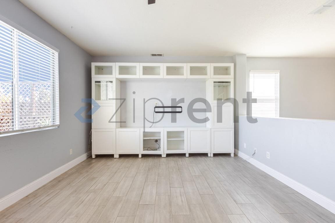 Building Photo - Unit