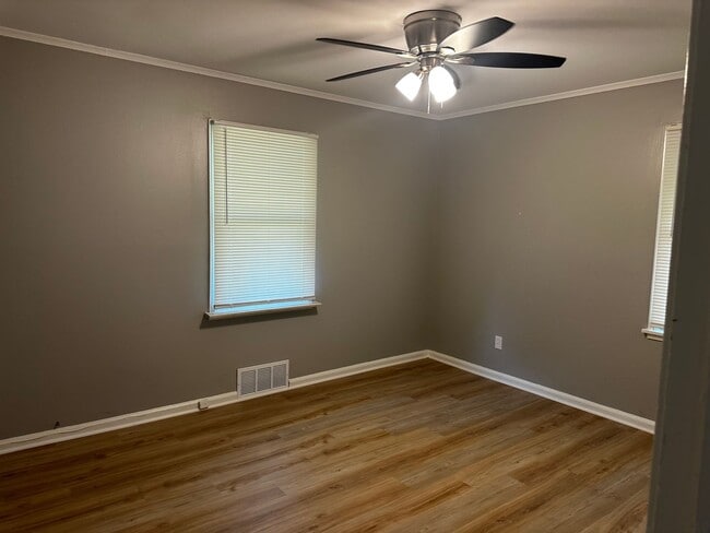 Building Photo - 2 Bedroom Home In Oak Park