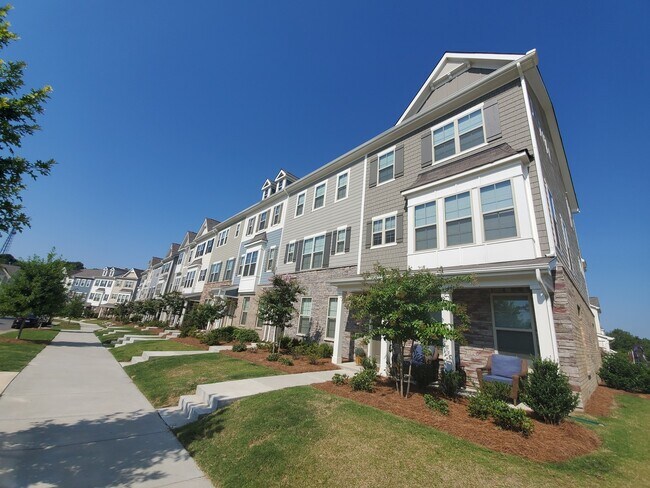 Building Photo - 2 bedroom town home next to Light Rail off...