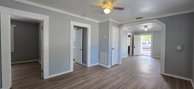 Building Photo - 4/2 Tampa Home Ready Now !