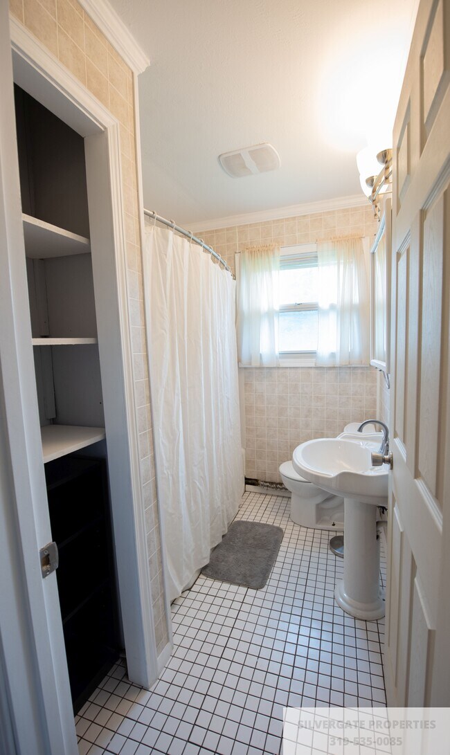 Bathroom - 3711 Oakland Rd NE