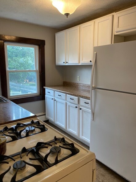 Kitchen - 201 W Meadow Rd