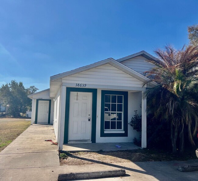 Building Photo - SPACIOUS 2BR/1BA Duplex, Vaulted Ceilings, More! NO APPLICATION FEE!