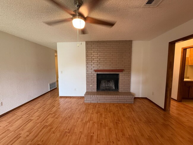 Building Photo - Three Bedroom, 2 Bath large Yard