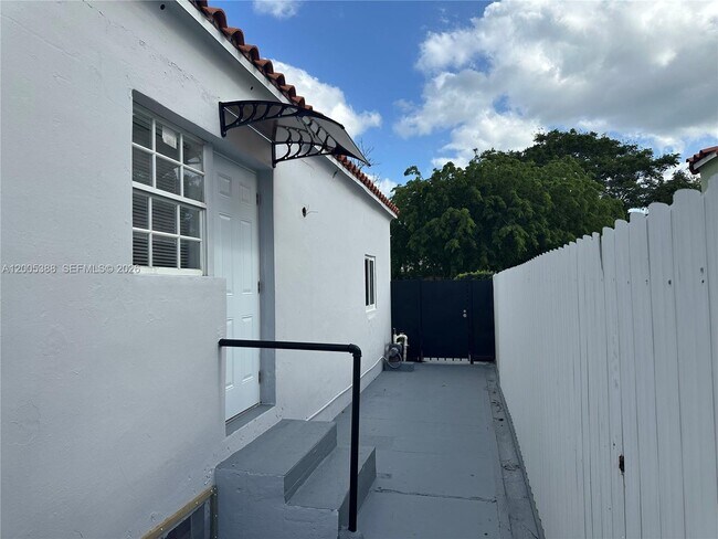 Building Photo - 1765 SW 21st St