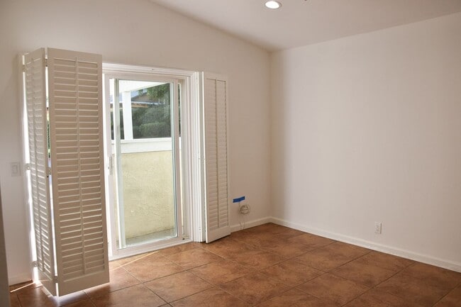 Building Photo - 3340 E Collins Ave