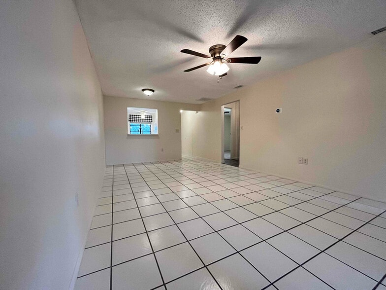 Building Photo - 202 Corkwood Ln