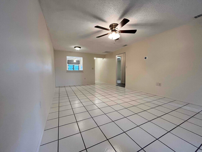 Building Photo - 202 Corkwood Ln