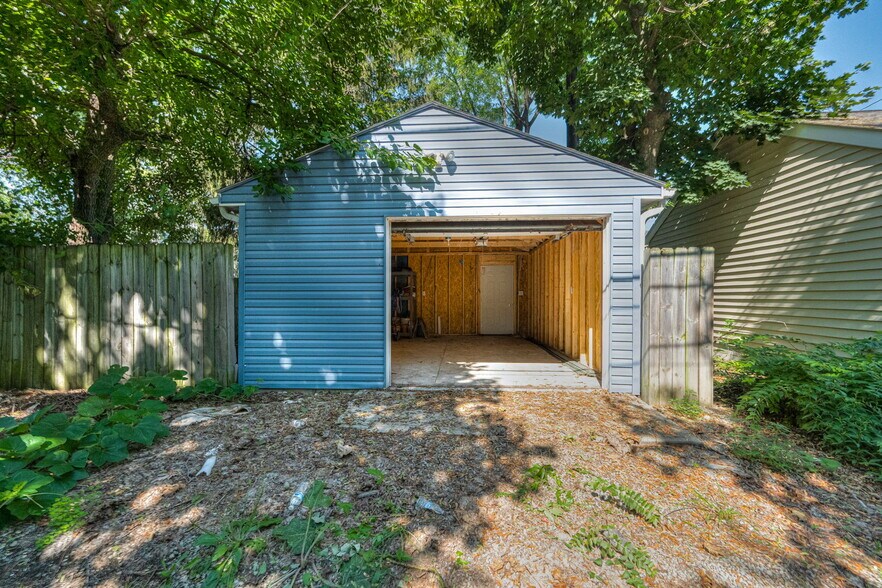 Building Photo - 906 S Champion Ave