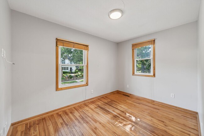Building Photo - 6 month lease Spacious, 5bd, 2.5 renovated home in Midway!! AVAILABLE NOW