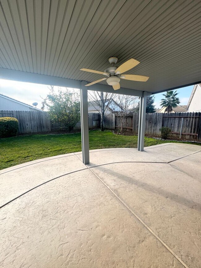 Building Photo - THREE BEDROOM TWO BATH SINGLE STORY HOME SEE VIDEO