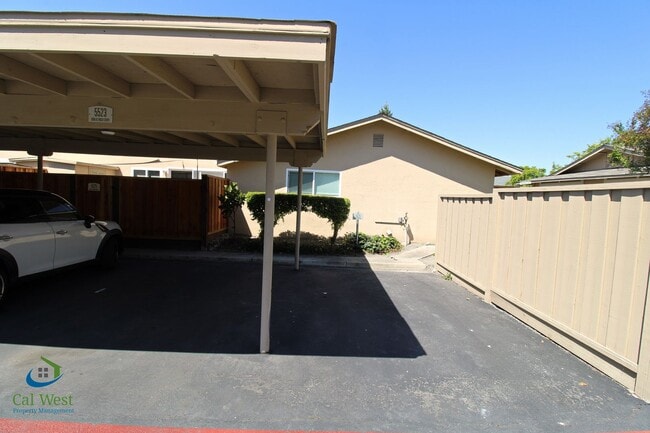 Building Photo - $2,695 Cute cozy 2/1 Condominium in South ...