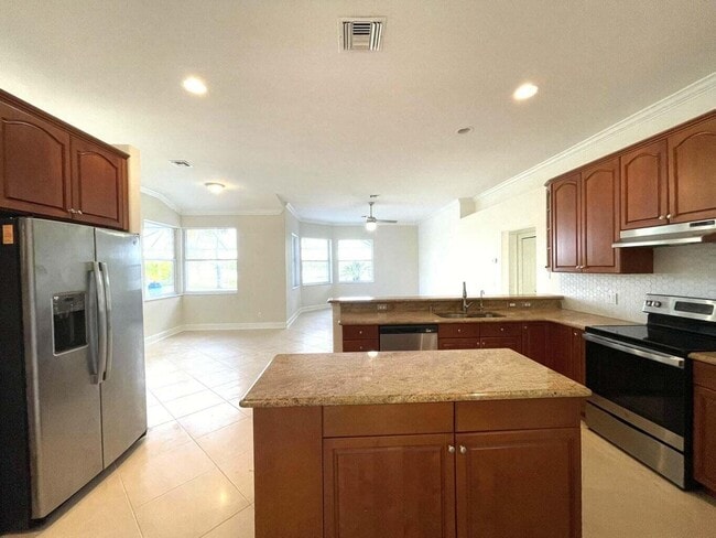 Building Photo - 4898 SW Lake Grove Cir