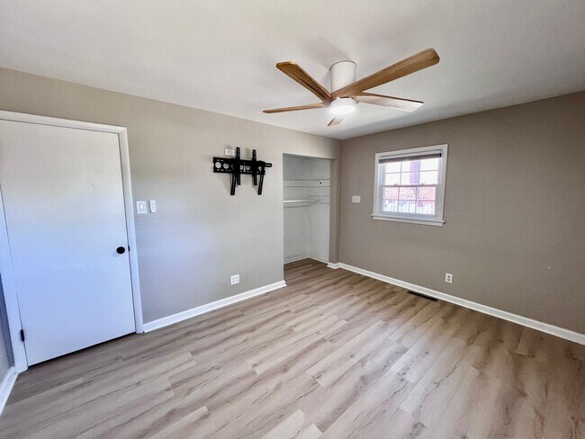 Building Photo - Stunning Renovated Ranch off Indian River