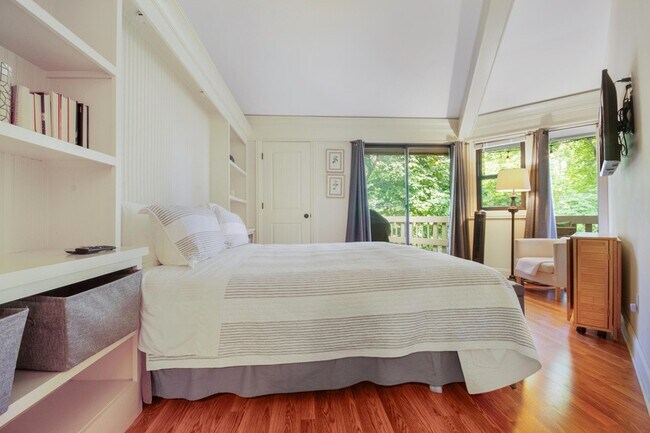 Building Photo - 403 Deerpath W