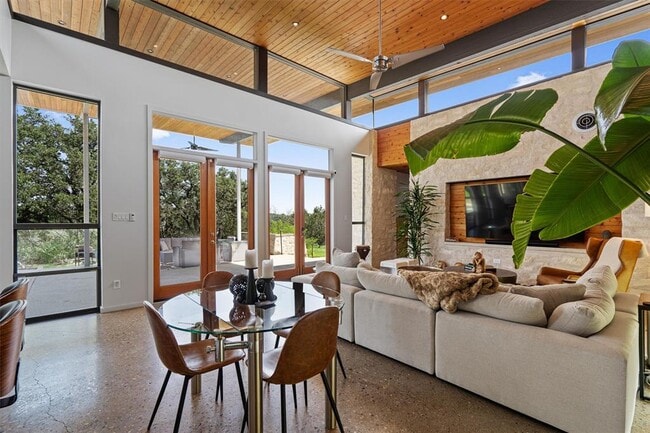 Building Photo - 1302 Socorro Dr