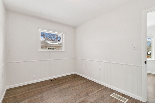 Building Photo - Charming Lake Loveland Ranch - Cozy Comfort & Unbeatable Location!