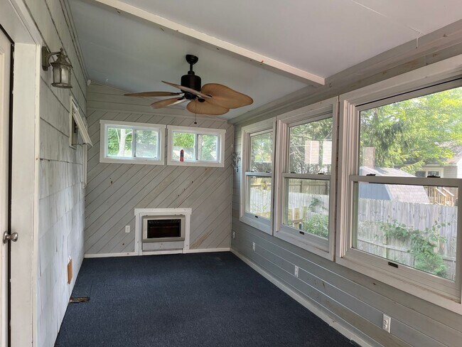 Building Photo - Rare Find Single Family Home in South Port...