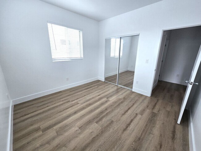 Building Photo - 3920-3922 1/2 Brighton Ave