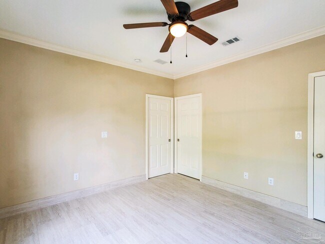 Building Photo - 2425 E Johnson Ave