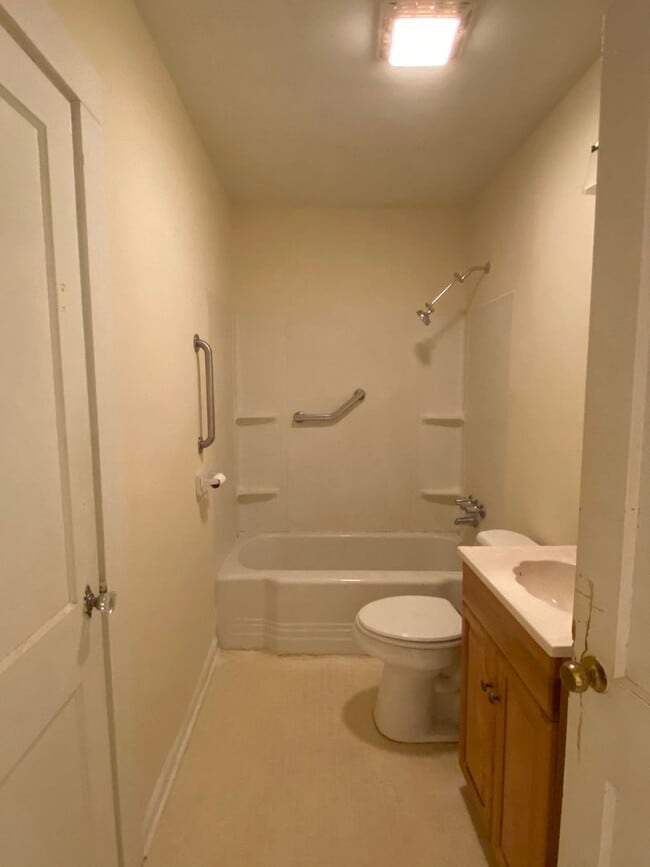 Building Photo - 2 Bedroom 1 Bath Home In Greenville !