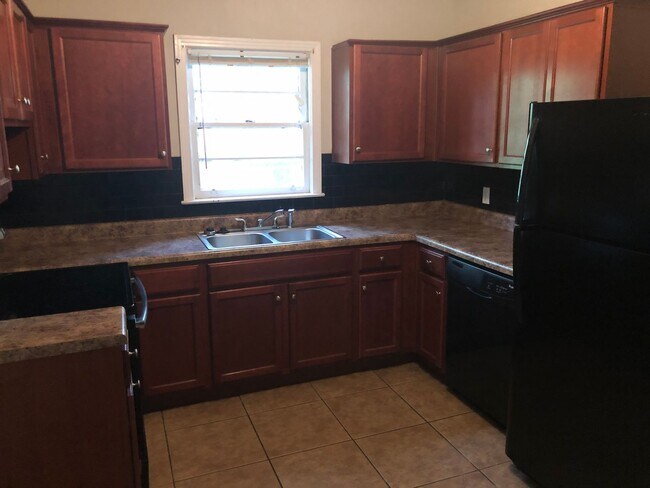 Building Photo - 4 Bed/ 2 bath House with Fenced Yard!! Available August 2026!