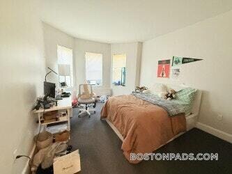 Building Photo - 829 Beacon St