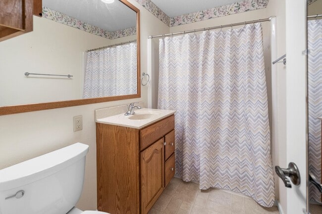 Building Photo - 2 bedroom 1 bath apartment