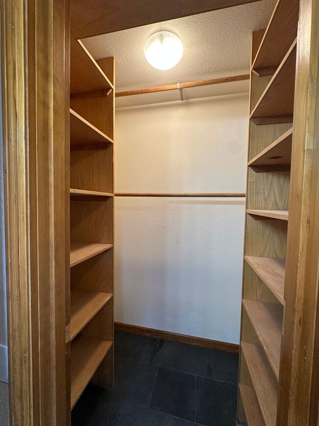 Building Photo - Updated SW Bend Home with Large Backyard!