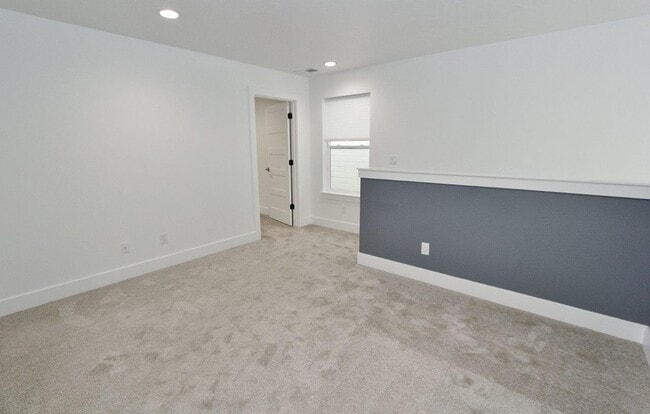 Building Photo - Immaculate Bench Home!