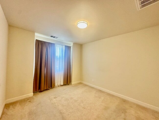 Building Photo - Modern Beautiful Townhome with Great Schoo...