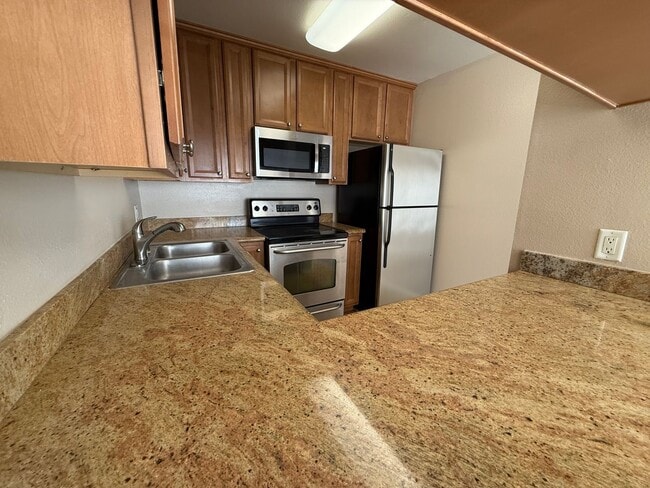Building Photo - 2 bed 2 bath upstairs condo available to m...